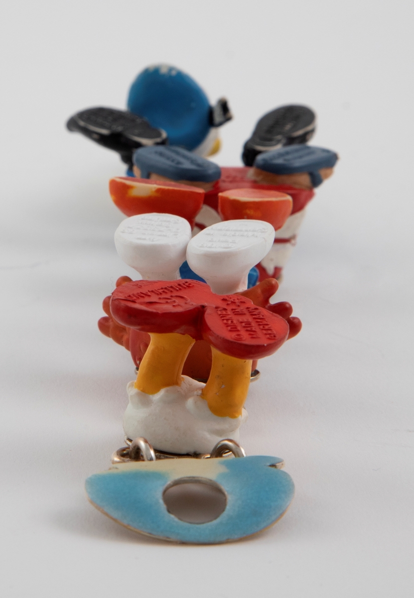 Sølvlenke med readymade deler fra Walt Disney PVC-figurer. Lås med emaljedekor.