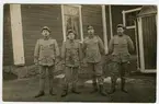Fyra militärer står uppställda på Malmen.
1910-20 tal.