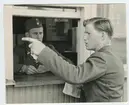 LV2 Vakten informerar värnpliktig, i Bankekind.1950tal.
