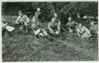 Fälttjänstövning 1920tal. Delar av regementsstaben under rast vid en övning i regementsförband.