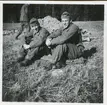 Militärerna 617 Andersson och 804 Hagström tar igen sig i solen.
