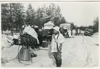 Finnarna granskar erövrat krigsmaterial norr om Ladoga.