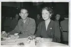Befäl Rosenius med fru tar en fika.