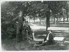 Tre officerare i parkmiljö,Malmen