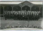 Gruppbild på ett 50tal officerare utanför officersmässen på Malmen.