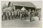 Två uppställningsled militärklädda från tidigt 1900tal.