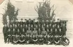 Gruppfoto på 52 officerare,troligen kasernområdet I 4.