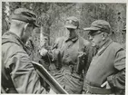 Högre befäl diskuterar militärövningsläget..