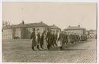 Bilden är tagen vid invigningen av I 4 :s och I 5:s kaserner den 9 april 1923. 
Kronprinsen, Gustaf Adolf, hälsar på officerarna vid I 4 (Första Livgrenadjärregementet) som 1923 var grupperade på det östra kasernområdet. Därefter gick Kronprinsen över till det västra kasernområdet där I 5, Andra Livgrenadjärregementet, låg och förrättade invigning där.