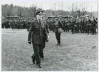Regementets dag 1985 på Grenadjärvallen.
Regementschefen inspekterar.
