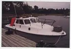 Motorbåt förtöjd vid brygga.