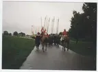 Fotfolk med resta spjut och ryttare troligen på väg mot Stångebrofältet