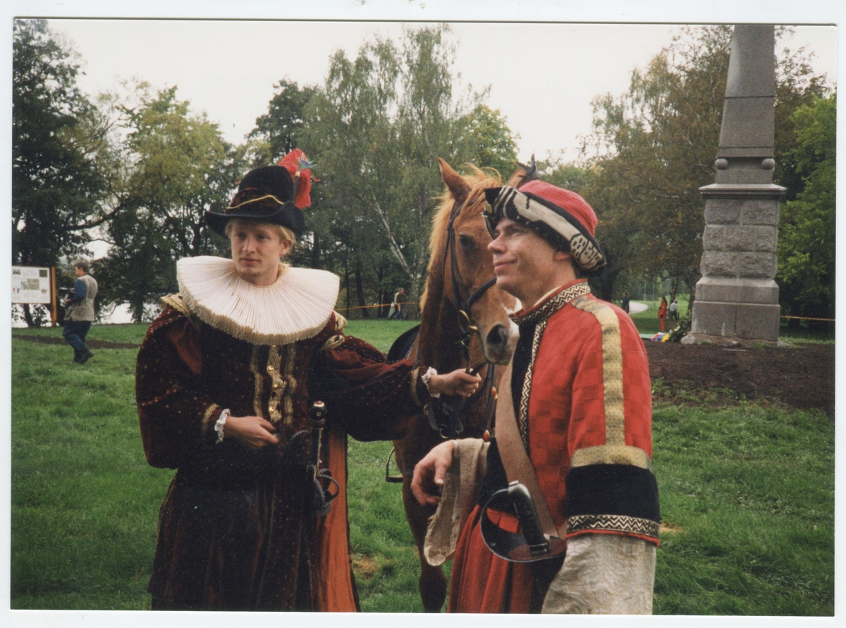 Representanter för " Hertig Karls"- resp."kung Sigismunds"
styrkor vid minnessten gällande slaget vid Stångebro 1598.
Dramatisering.