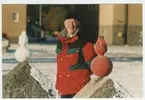 Ingemar Nathanaelson vid signalstenen, civilklädd.