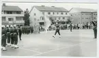 Fanmarsch besöksdag i Kisa 1985,8 kompani.Kinds musikkår