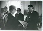 Överste Lennart Bredberg avtackar två fanjunkare och en
armétekniker 30/9-76. Plutonofficersmässen.