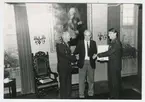 Frisör Åshäll avtackas efter att ha varit frisör på
regementet 1937-82.