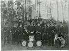 Kungliga 2:a Livgrenadjärregementets musikkår 1925-28.
Bilden är tagen vid fågeldammarna.
Mdir Rosén (bakom bastrumman).
Emil Johansson, med trumpet, nummer 2 från höger på den främre raden.