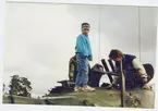 Barn som undersöker en infanterikanonvagn, IKV 91. 
Sannolikt i Linköping under en besöksdag vid I 4 eftersom övriga bilder i samma serie är därifrån.