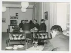 Fikarum interiör i ansl. till militäranläggning.
Fr.v. Valter Pettersson,Valter Turesson,
Gunnar Persson med ryggen mot kameran
möjligen Arne Krantz.