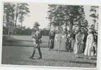 I 4 får en ny fana. 22 juni 1933.      
Stina Ridderstrid.
Kung Gustav V Adolf promenerar i förgrunden.