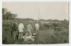 Vykort, lunchrast för vpl I 5, en dag på skjutbanan  1920-tal.