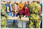 Uppvisning av militärverksamhet, vapen på Garnisonsområdet i
Linköping.

Uppdaterad information 2025-11-18:
Besöksdag på I 4. Soldaterna är från en spaningspluton (sannolikt 4. brigadspaningsplutonen) vid 4. brigadspaningskompaniet vilket utbildades 1991-1992. Det var första året utbildning skedde på prickskyttegevär 90 (PSG90).