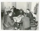 En grupp militärer fikar i ett sällskapsrum i någon av kasern-
byggnaderna på regementet (I 4mm).