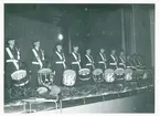 Militärmusiker några trumslagare underhåller från scenen.