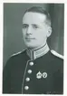 Porträttbild officer.
Troligen fotografi av Helge Anders Valfrid Lindqvist (senare Linstad) född 1900-01-28 i Umeå, död 1956-10-08 i Solna. Han var musikfurir/sergeant vid Kungliga Andra Livgrenadjärregementet 1922-1928.