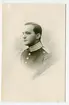 Porträttfoto i profil på okänd officer.