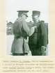 Regementschef, överste R.Årmann, fäster Vasamedaljen i silver på indelte korpralen Gustaf Sigfrid Modig´s bröst.
Vid krigsmannaerinran lördagen den 25. april 1944.