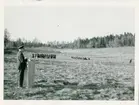 Överste Widegren talar till militärgrupper på övningsområdet
Tinnerö,Linköping.