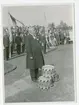 Präst talar till stor grupp civil-o militärklädda.(Korum)