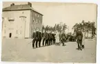 Officer hälsar på militärer som står på led.
Invigningen av andra livgrenadjärregementets kaserner 1923.