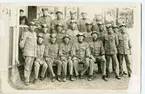 Ett tjugotal militärer samlade på Malmen I 5(1910-20-tal).