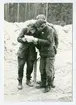 Plutonfälttävlan 1977.Värnpliktiga läser.