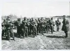 Plutonsfälttävlan 1977 C GUbat,övlt Holger Bjärnlid.
En stor grupp värnpliktiga lyssnar.