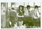 Liten kö vid serveringsdisk 1971. (Reg Dag ?)