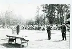 Regementets dag 1971. Talare med ganska stor publik.
Grenadjärvallen.