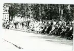 Regementets dag 1971 på Grenadjärvallen.
Stor publik har samlats.