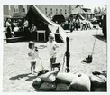 Unga besökare regementets dag1971,kaserngården.