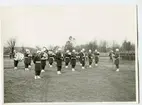 Musikkår 1960,uppställda miltärer i bakgrunden.
Främre ledet fr.v:Brodin,Lundblad,Lundberg,Tellström,Selven,Carlin