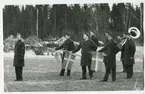Blåsare troligen ur regementets musikkår.
Fr.v:Mdir Brodin, X, mfanj Wåhlin, mfanj sjöstrand, mfanj Lundblad,mfanj Modeér, mfanj Säll, X.
Några militärtält nära skogsbrynet(Vallaskogen?).