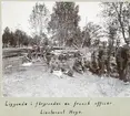 Liggande i förgrunden en fransk officer Lieutenant Hugo.