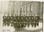 En grupp stående och sittande officerare,1908-1909.