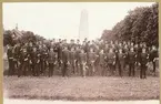 Grupp av underofficerare (off.asp.) och underbefäl på Kungl. Andra
livgrenadjäregementet på Malmen.1882.