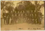 Ett tjogotal militärer uppställda för fotografering på Malmen,
ca 1887. Kungliga första livgrenadjärregementet.