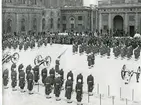 Högvaktsavlösning vid kungliga slottet 4.12 1955.
Vakthavande kapten:Kapt Sundberg.