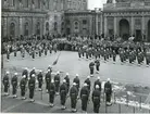 Högvaktsavlösning vid kungl Slottet 15.4 1956 ur Livkompaniet.
 I 4.